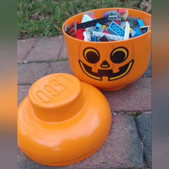 2018 Lego storage pumpkin jack-o-lantern head bin & 1.5lbs Legos building bricks - Picture 1 of 8